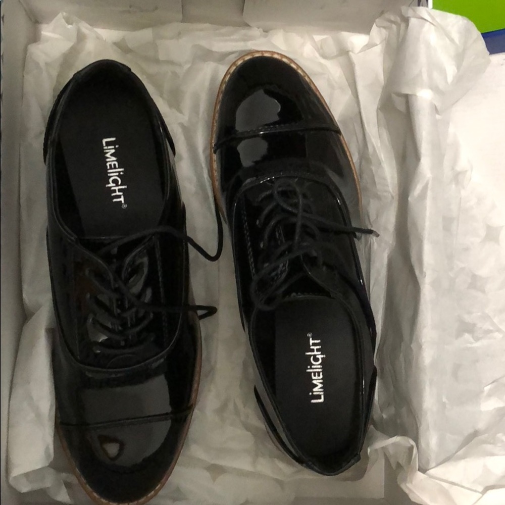 Tennis shoes